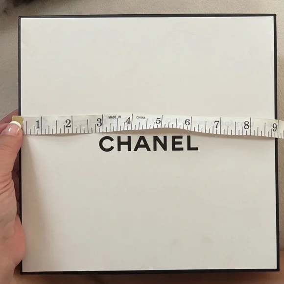 CHANEL Black and White Gift Box - Picture 4 of 5